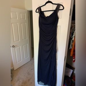 💙Navy floor length gown with beaded straps and ruching details.💙